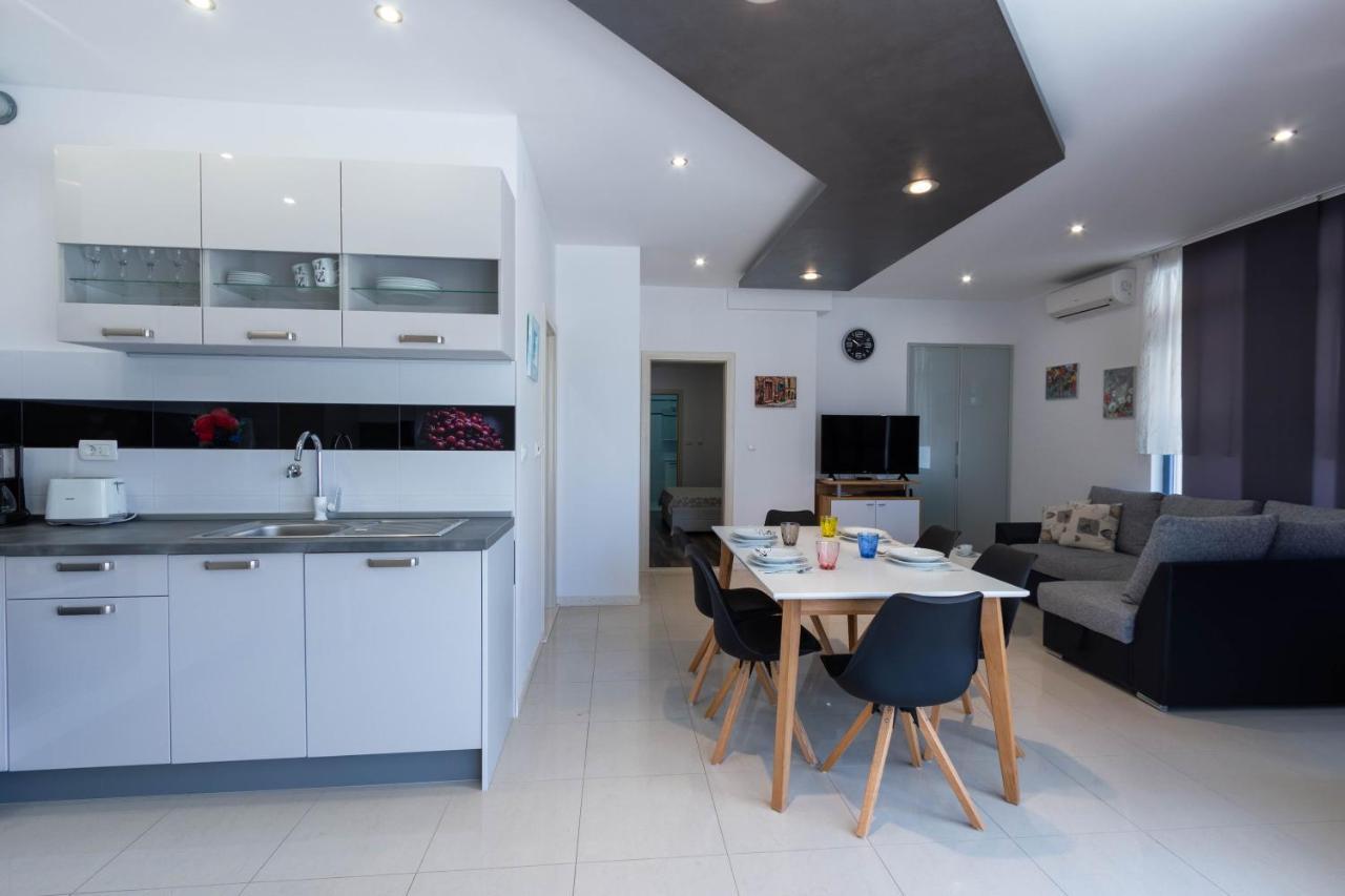 Apartman Dora โปดสตรานา ภายนอก รูปภาพ