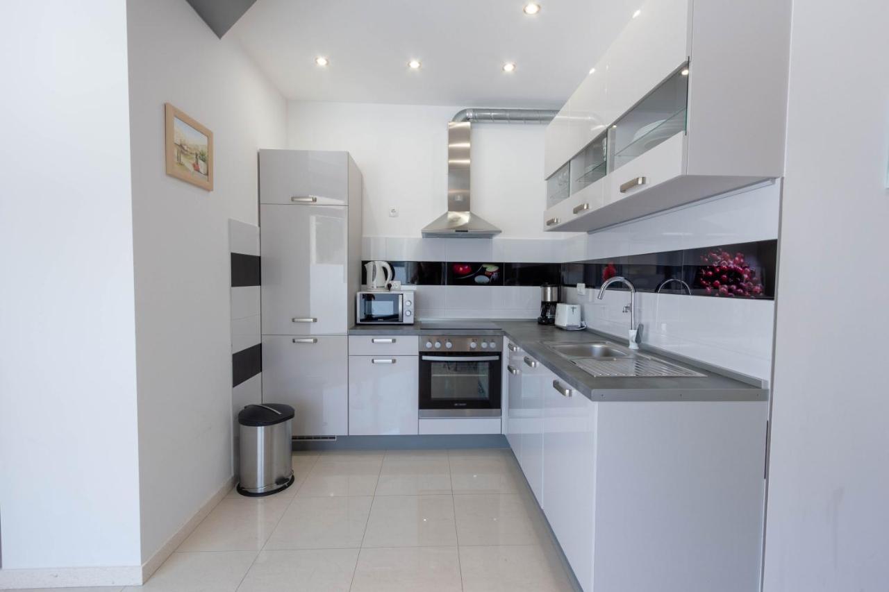 Apartman Dora โปดสตรานา ภายนอก รูปภาพ